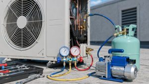 Recharge climatisation avec manomètres, unité extérieure et réfrigérant