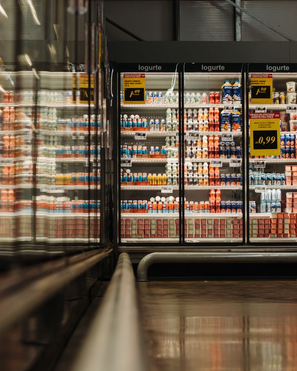 Gewerbliches Kühlmöbel in einem Supermarkt mit frischen Produkten unter LED-Beleuchtung, betrieben mit R407F